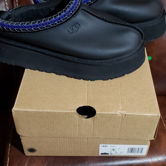 UGGS - Picture 3 of 4